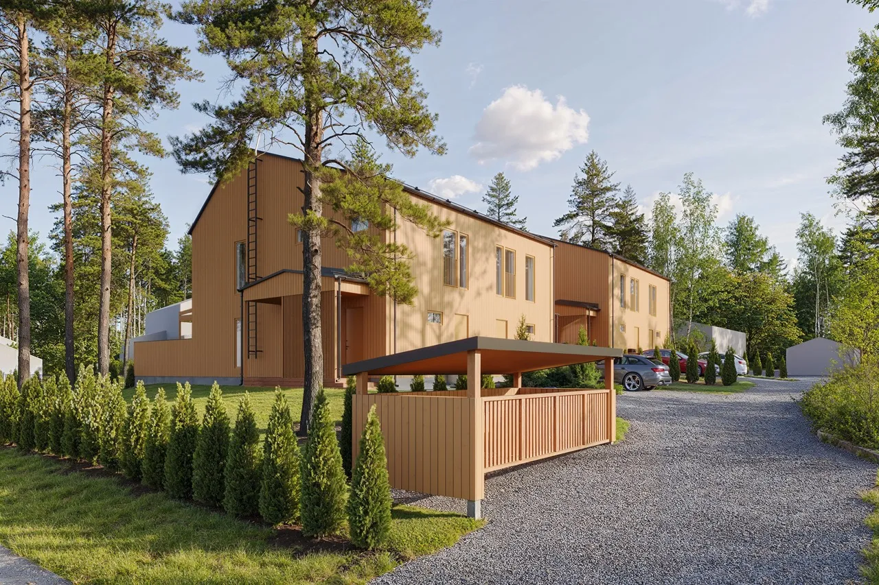 Moderni puinen rivitaloarkkitehtuuri mäntyjen ympäröimässä metsämaisemassa, jossa on autokatos ja soratie.